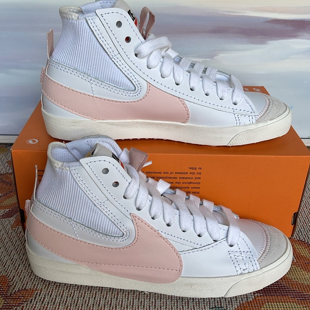 Nike WMNS BLAZER MID '77 JUMBO
WHITE/ATMOSPHERE-PINK
OXFORD-SAIL-SUMMIT
WHITE - Picture 1 of 16